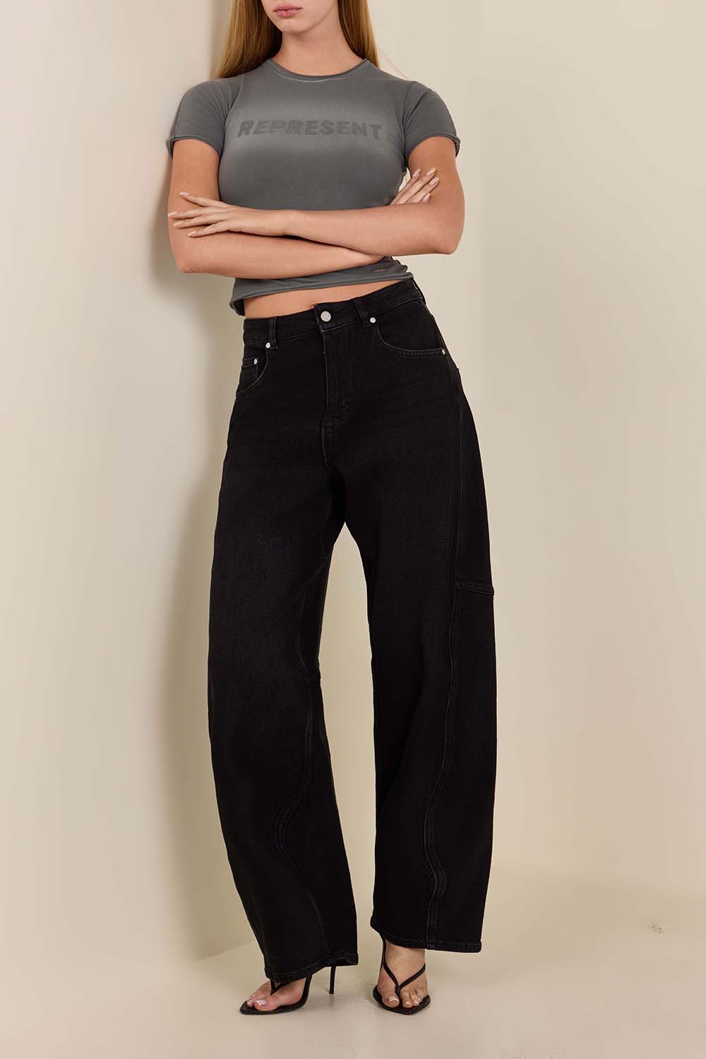 מכנסי ג'ינס בגזרת בלון